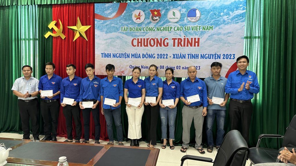Đoàn Thanh niên VRG tặng quà thanh niên công nhân khu vực miền Trung